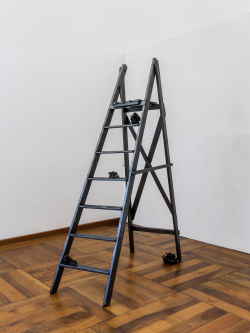 Claudia Losi, Su quella scala salirono le mie parole, 2013, legno, matita nera, pietra, cartapesta, colori all'anilina, 4 sculture, dimensioni variabili