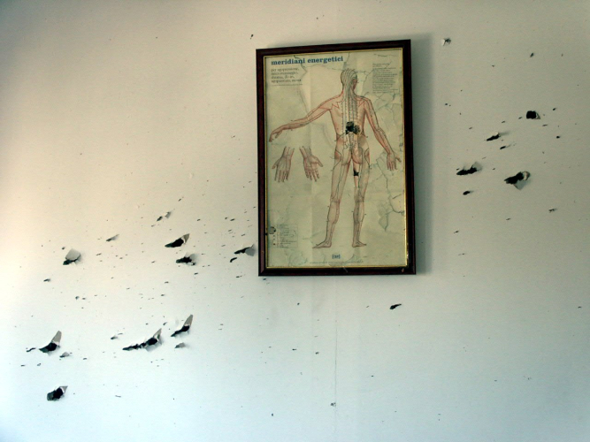 Emily Jacir, Doctor's office, 2002, c-type print, 40,6x50,8 cm