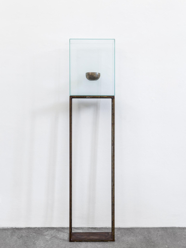 Gregorio Botta, Muta, 2019-2020, vetro, ferro, bronzo, 180x40x13 cm