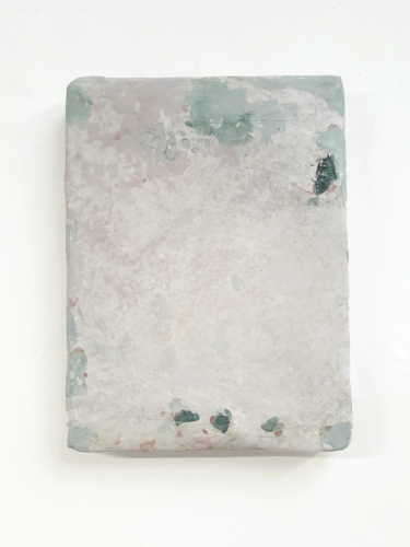 Francesca Ferreri, Items, 2019, frammenti ceramici, gesso, legno, resina consolidante, 40x30 cm