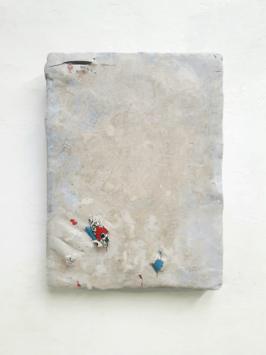 Francesca Ferreri, Items, 2019, frammenti ceramici, gesso, legno, resina consolidante, 40x30 cm