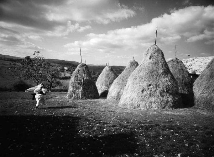 Lala Meredith-Vula, Haystacks, Busi, Kosova 01, 2007, stampa fotografica b/n, 101x134 cm