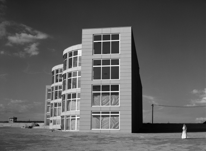 Lala Meredith-Vula, Outskirts of Prishtina, Kosova, 2007, stampa fotografica b/n, 101x134 cm