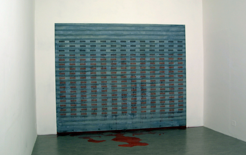 Perino & Vele, Closed for this week, 2001, ferro, zincato e cartapesta, 284x350 cm