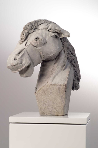 Marguerite Kahrl, NS37a (Horse), 2008, bronzo con patina bianca, 30x29x18 cm