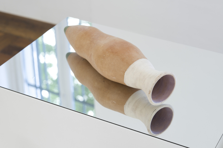 Marguerite Kahrl, Irrigators - Underground Conversations 02G, 2024, terracotta e barbottina colorata, 43x14x11 cm