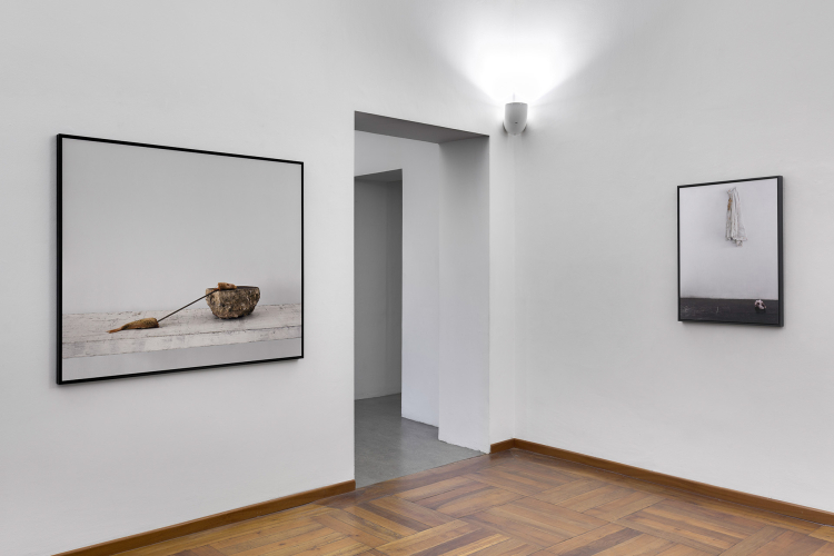 Fatma Bucak, Nothing is in its own place, 2015, particolare della mostra