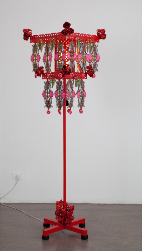 Adeela Suleman, Red Rain falling alone, 2012, acciaio, ferro, smalto, 183x54x54 cm, ED. 3