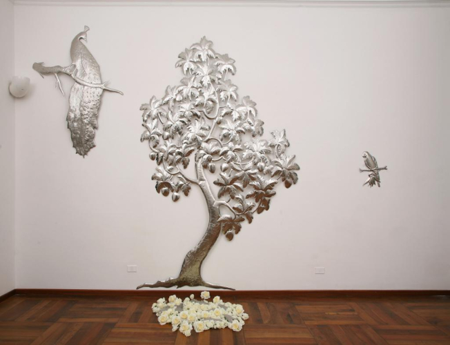 Adeela Suleman, Big Tree, 2010, acciaio, fiori di stoffa