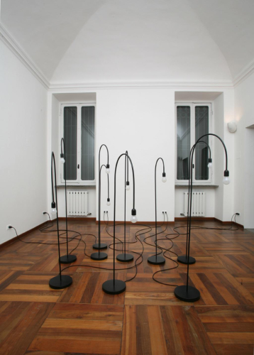 Magnus Thierfelder, Untitled (pause), 2005, 9 lampade, cavi, dimensione ambiente, ed. 3