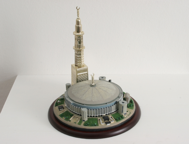 Michael Rakowitz, Astrodome (proposal for flexible architecture), 2006, stadio in miniatura in plastica, 18x18x19 cm