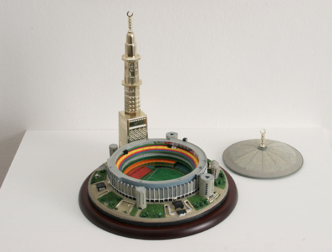 Michael Rakowitz, Astrodome (proposal for flexible architecture), 2006, stadio in miniatura in plastica, 18x18x19 cm