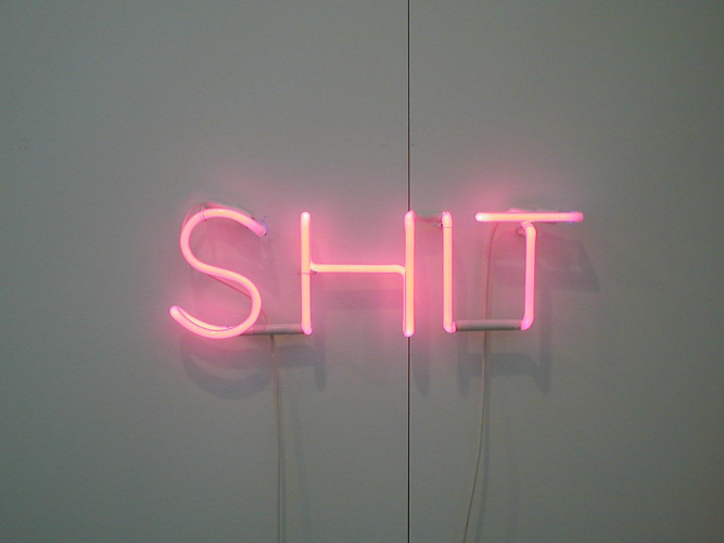 Martin Creed, Work n. 281 (SHIT), 2002, neon porpora, 15,2 cm h., ed. 3 