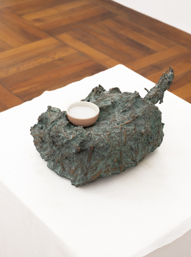 Victoria Stoian, Nemurirea frăției, 2025, bronzo, ceramica, sale, tessuto, 30 x 16 x 10 cm © ph Nadia Pugliese