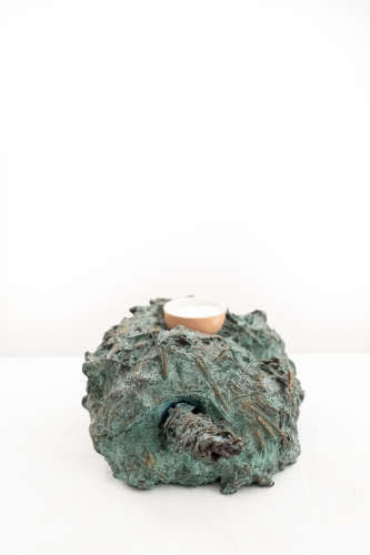 Victoria Stoian, Nemurirea frăției, 2025, bronzo, ceramica, sale, tessuto, 30 x 16 x 10 cm (dettaglio) © ph Nadia Pugliese