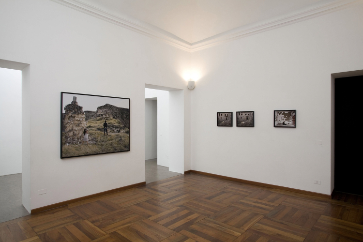 Fatma Bucak, Daughter of man, 2011, exhibition view