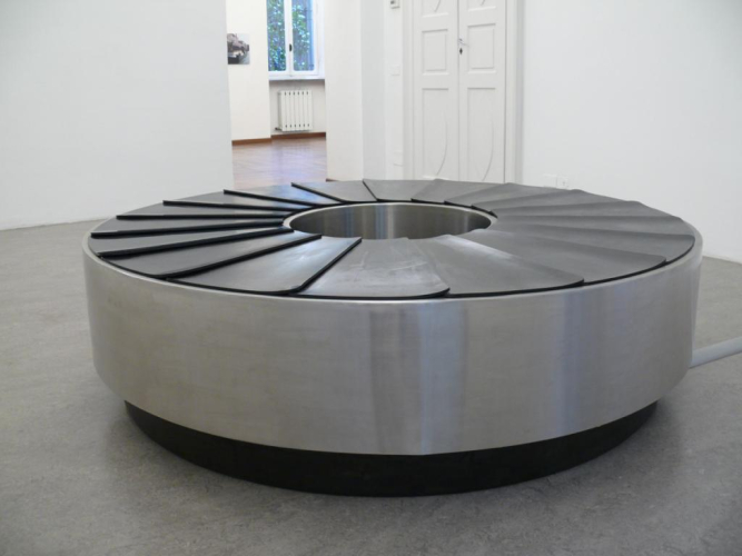 Emily Jacir, embrace, 2005, rubber, stainless steel, aluminium, motor and motion sensors, 50x179 cm ø, ed. 2+1AP