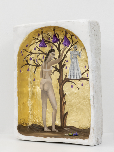 Chiara Baima Poma, E longhe pé fiche, ‘e corte pé i mariti, 2024, gouache and gold leaf on plaster and papier-mâché, 40x30x9 cm