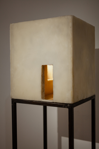 Gregorio Botta, L'angelo (detail), 2019, wax, pigments, linen, iron, light, 182x36x50 cm