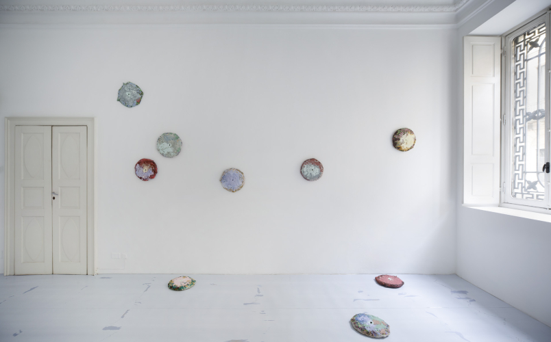 Francesca Ferreri, Untitled (from the series Batteri), 2025, wire mesh, reinforced plaster, papier-mâché, consolidating resin and pigments, Ø 35-40 cm approx. each, ph © Allemandi Zambotti