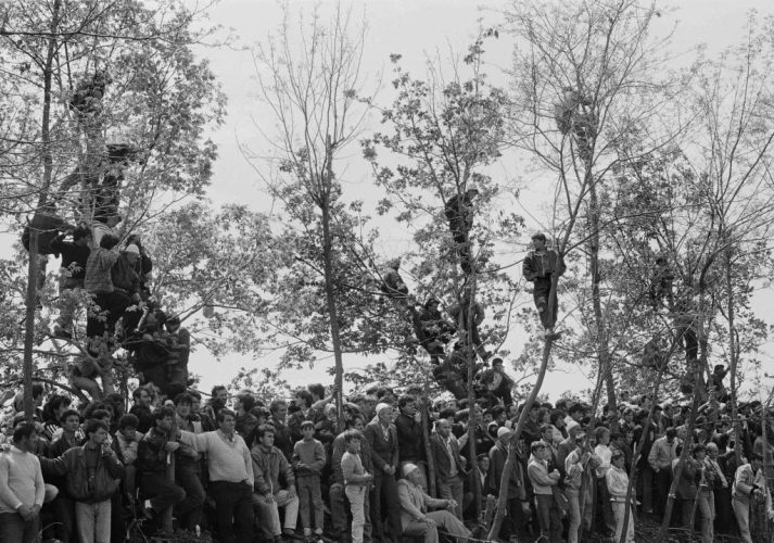 Lala Meredith-Vula, Blood feud reconciliation, Vera të Llukes, Kosova, 1990, black and white photographic print, 150x200 cm