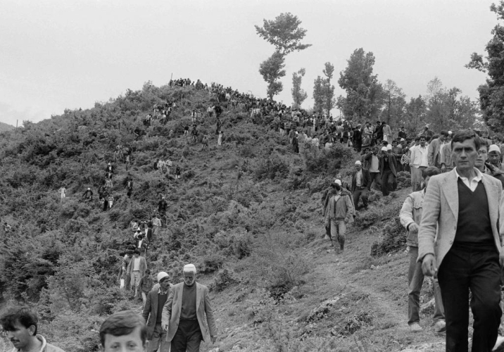 Lala Meredith-Vula, Blood feud reconciliation, Xhonaj, Kosova, 1990, black and white photographic print, 150x200 cm