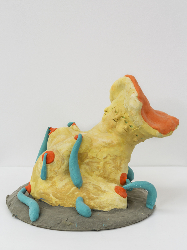 Flaminia Veronesi, Madre gialla (Gallattoreidi), 2023, polymeric plasticine and papier-mâché, 21x24x24 cm