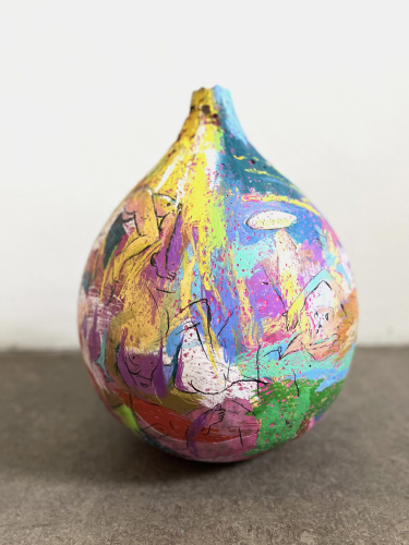 Lauren Wy, Abduction Vase 2, 2023, cast cement, pigment, pastel and acrylic varnish, 22x22x41 cm ca.