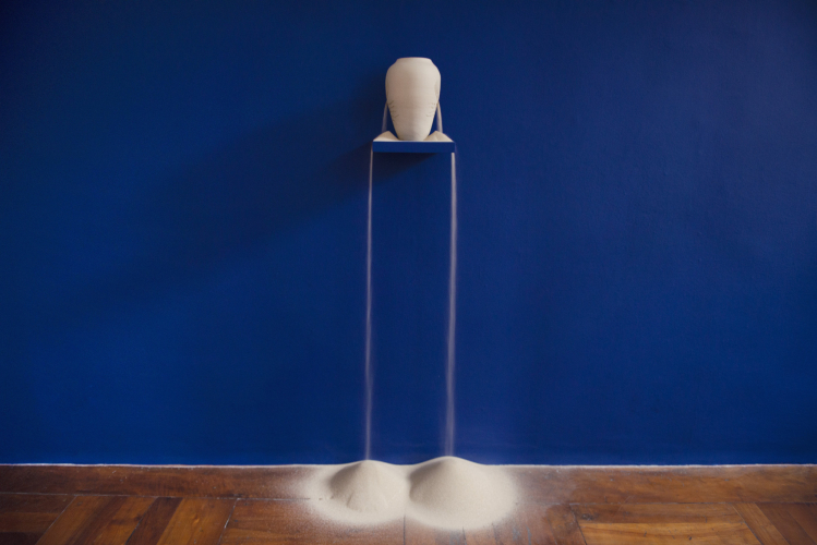 Laura Pugno, Ammophila arenaria, 2025,  vaso in ceramica e sabbia, dimensioni variabili 