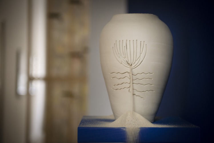 Laura Pugno, Ammophila arenaria, 2025,  vaso in ceramica e sabbia, dimensioni variabili  (dettaglio) 