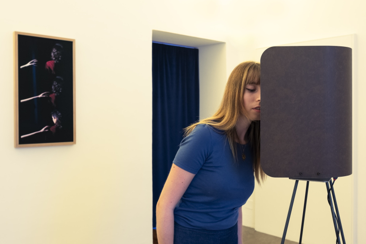 Eva Frapiccini, Soglie del controllo, 2025, particolare della mostra, ph Nadia Pugliese