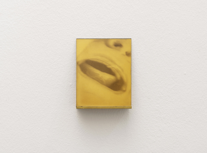 Giulia Iacolutti, Senza titolo #6 (dalla serieThe Golden Liquid), 2020-2024, orotone, vetro, resina, pigmento in polvere d’oro 22 Kt, 10x12,5 cm  © ph Lorenzo Gastaldi