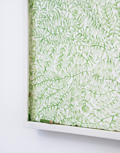 Roberto Casti, 4 settimane, 1 giorno (dalla serie Disegni Verdi), 2026, matita colorata su carta, scarti di matita, cornice in legno, 83x63x5 cm (dettaglio)