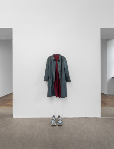 Roberto Casti, Noi, 2024, microfono, asta in metallo, cavi, scheda audio, computer, speaker, cappotto, scarpe, suono, dimensioni ambientali (dettaglio), ph Lorenzo Gastaldi