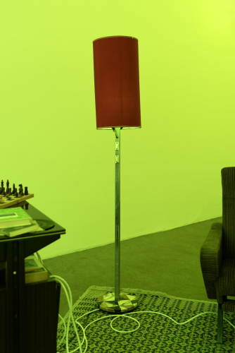 Roberto Casti, From the dephts of the Earth (lampada), 2026, lampada, cavi, altoparlanti, luce al LED, suono, 180 cm Ø 30 cm