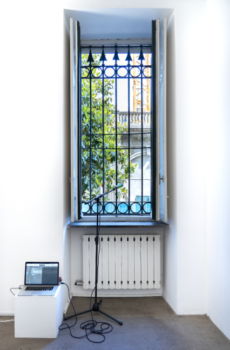 Roberto Casti, Noi, 2024, microfono, asta in metallo, cavi, scheda audio, computer, speaker, cappotto, scarpe, suono, dimensioni ambientali (dettaglio)
